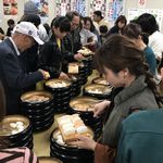 全然減らない寿司桶の山