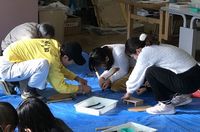 親子が協力しての作業