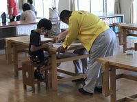 優しいく手ほどきする指導員