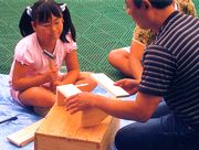 親子協力しながら作業しています