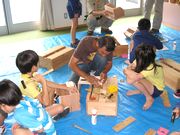 熱心に指導する役員（中）