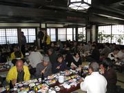 皆さんモクモクと食事しています