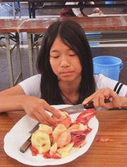 上手に桃の皮をむいています