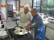 慣れない手つきながらも頑張っています