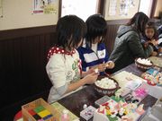 繭玉の人形作りに夢中です