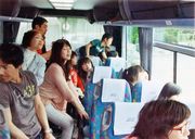 &nbsp;座席から体を乗り出して動物を見ています