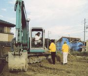 熱心に声掛けをする役員（右）