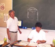 講師を務める横山支部長(左)