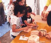 お母さんも夢中で鍋敷作り