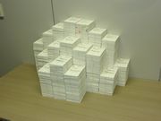 一斉投函する大きなハガキの山