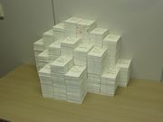 一斉投函された大きなハガキの山