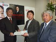 要請書を手渡す丹羽副執行委員長（中）・大澤社保対部長（右）