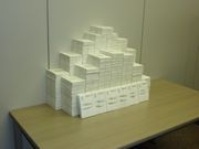 一斉投函する大きなハガキの山