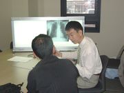 面接指導をする教授(右)