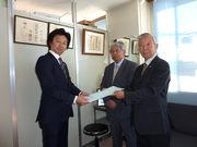 要請書を手渡す横山執行委員長（右）・大澤副執行委員長（中）