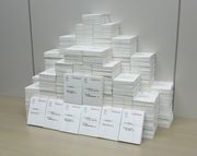 一斉投函する大きなハガキの山