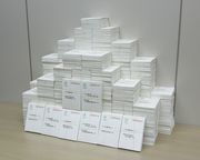 一斉投函された大きなハガキの山