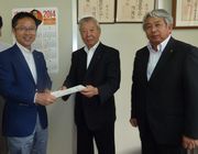要請書を手渡す横山執行委員長（中）・大澤副執行委員長（右）