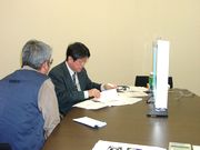 面接指導を受ける組合員（左）