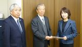 要請書を手渡す横山委員長(中央)
