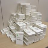 集約されたハガキの山