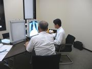 面接指導を受ける組合員（左）