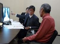 組合員へ面接指導をする柴田教授（中央）