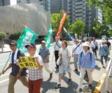 要求カードを掲げてデモ行進