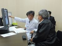 胸部Ｘ線写真を確認し、面接指導を行う柴田教授