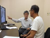 面接指導する柴田教授（奥）