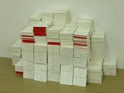 一斉投函する大きなハガキの山