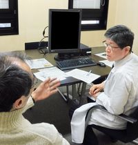 面接指導を行う柴田教授(右)