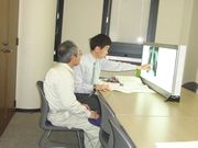 面接指導を受ける組合員（手前）