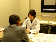 保健師より指導を受ける組合員（左）