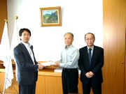 要請書を手渡す山田執行委員長(中)