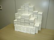 一斉投函する大きなハガキの山