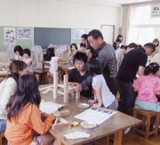 熱心に指導する石島支部長(右)