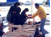 椅子作りの指導をしています