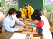 優しく指導する講師（中）