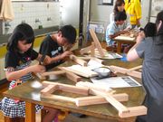 上手に金づちを使っています