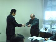 要請書を手渡す上野労働対策部長（右）