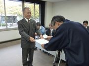 要請書を手渡す山田執行委員長（左）