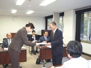 要請書を手渡す山田執行委員長（右）