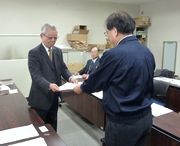 横山執行委員長（左）が要請書を手渡す