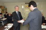 &nbsp;要請書を手渡す横山委員長