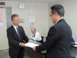 &nbsp;要請書を手渡す横山執行委員長（左）