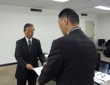 要請書を手渡す横山執行委員長（左）