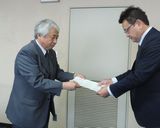 要請書を渡す大澤執行委員長（左）