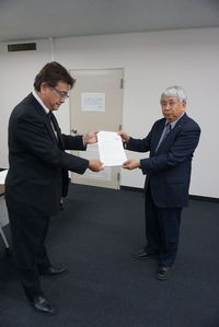 要請書を渡す大澤執行委員長（右）