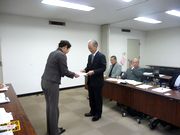 要請書を渡す山田執行委員長（右）